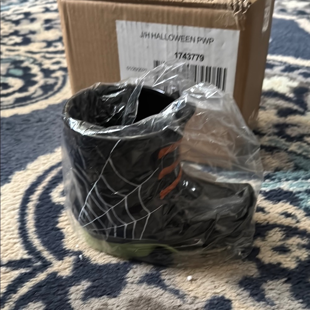 NWT Yankee Candle. Witches Boot Large candle jar holder